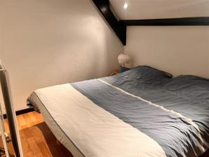 a bedroom with a bed in a room at Barkas 18 in Nieuwpoort