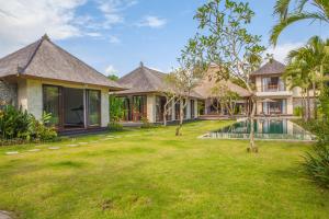 een uitzicht op een huis met een tuin bij Villa Lumia Bali in Ubud