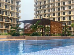 una piscina frente a dos edificios altos en work & chill 깨끗한 compact studio, en Lapu Lapu City