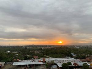 una puesta de sol sobre una ciudad con la puesta de sol en work & chill 깨끗한 compact studio, en Lapu Lapu City