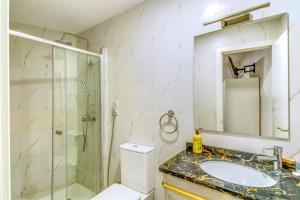 ein Badezimmer mit Dusche, Waschbecken und Toilette in der Unterkunft SL Marbella in Marbella + 40 Fotos