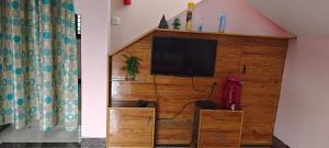 Μια τηλεόραση ή/και κέντρο ψυχαγωγίας στο PPH Living Thulasiraman's home stay