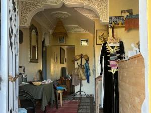 a hallway with a table in a room with a roomngth at Le petit Jardin in Demnat