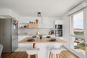 Η κουζίνα ή μικρή κουζίνα στο Chic and comfortable apart with parking and balcony