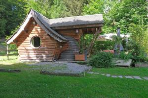 a small wooden dog house in a yard at Charmant chalet aux portes d'Epinal in Épinal