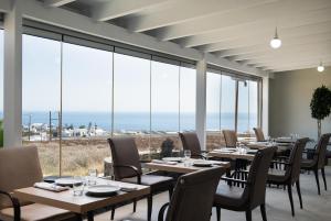Khu vực ghế ngồi tại The Noverian Bios Santorini Boutique Hotel