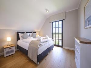 Voodi või voodid majutusasutuse Reetland am Meer - Luxus Reetdachvilla mit 3 Schlafzimmern, Sauna und Kamin H18 toas +14 fotot