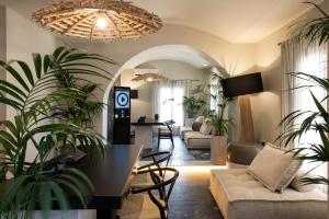 Khu vực ghế ngồi tại The Noverian Bios Santorini Boutique Hotel