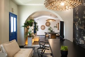 Khu vực ghế ngồi tại The Noverian Bios Santorini Boutique Hotel