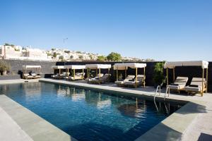 Hồ bơi trong/gần The Noverian Bios Santorini Boutique Hotel