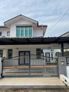 a house with a fence in front of it at Nazirin Homestay No 27 Tmn Desa Manjung Lumut in Lumut +8 photos
