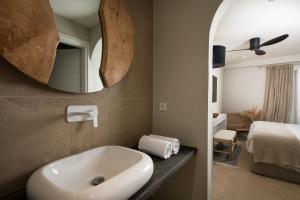 Giường trong phòng chung tại The Noverian Bios Santorini Boutique Hotel