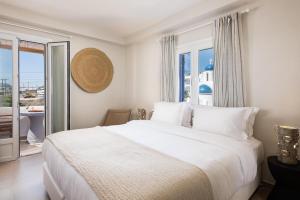 Giường trong phòng chung tại The Noverian Bios Santorini Boutique Hotel