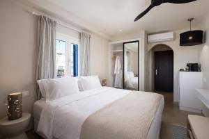 Giường trong phòng chung tại The Noverian Bios Santorini Boutique Hotel