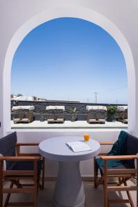 Ban công/sân hiên tại The Noverian Bios Santorini Boutique Hotel