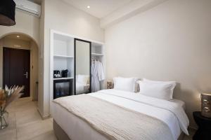 Ein Bett oder Betten in einem Zimmer der Unterkunft The Noverian Bios Santorini Boutique Hotel
