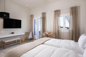 Giường trong phòng chung tại The Noverian Bios Santorini Boutique Hotel