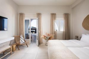 Ein Bett oder Betten in einem Zimmer der Unterkunft The Noverian Bios Santorini Boutique Hotel