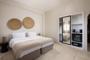 Giường trong phòng chung tại The Noverian Bios Santorini Boutique Hotel