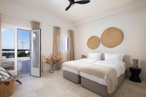 Giường trong phòng chung tại The Noverian Bios Santorini Boutique Hotel