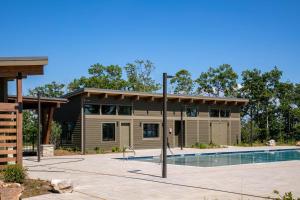 une maison avec une piscine devant dans l'établissement Blue Hole Lodge at Blue Ridge Mountain Club, à Stony Fork