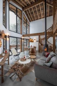 un salon avec un canapé et une table dans l'établissement Les Petits Ours Montriond superbe 8 14 personnes, à Montriond