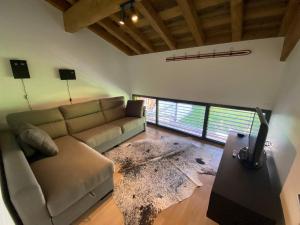 un salon avec un canapé et une table dans l'établissement Les Petits Ours Montriond superbe 8 14 personnes, à Montriond