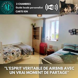 sypialnia z dwoma łóżkami i oknem w obiekcie Manoir de kerozet - Chambres chez l'habitant - 3 chiens w mieście Plouider