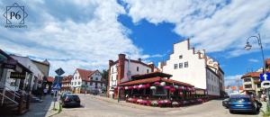 a town with a flower shop on a street at P6 Apartament Mini Light Black in Pisz