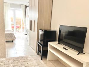 TV a/nebo společenská místnost v ubytování All'Etrusconia Hotel Castagneto Carducci
