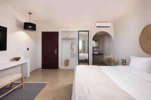 Giường trong phòng chung tại The Noverian Bios Santorini Boutique Hotel