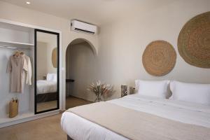 Giường trong phòng chung tại The Noverian Bios Santorini Boutique Hotel