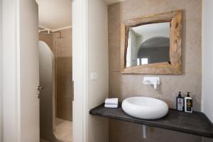 Phòng tắm tại The Noverian Bios Santorini Boutique Hotel
