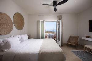 Giường trong phòng chung tại The Noverian Bios Santorini Boutique Hotel