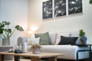 米尔芳提斯城Elements Milfontes - Japandi Designed House - City Center的客厅里有一张沙发和一张咖啡桌。