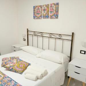 a bedroom with a bed with towels on it at Oasi del mare in Granelli +103 photos