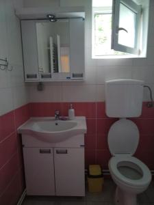 Koupelna v ubytování Apartmani Pause + 25 fotografií