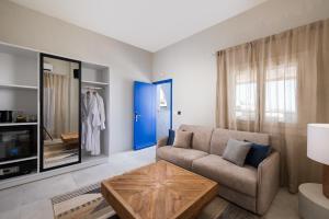 Nhà bếp/bếp nhỏ tại The Noverian Bios Santorini Boutique Hotel