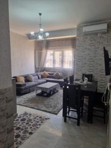 salon z kanapą i stołem w obiekcie Appartement vacances w mieście Bumardas