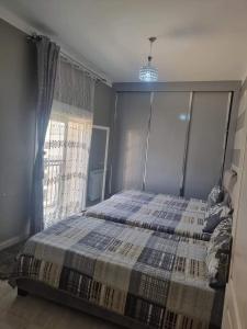 sypialnia z łóżkiem i oknem w obiekcie Appartement vacances w mieście Bumardas