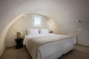 Giường trong phòng chung tại The Noverian Bios Santorini Boutique Hotel
