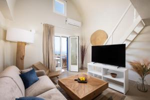 TV a/nebo společenská místnost v ubytování The Noverian Bios Santorini Boutique Hotel
