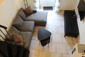 een bovenaanzicht van een woonkamer met een bank en een kruk bij Maison coeur de ville Rue calme in Gap