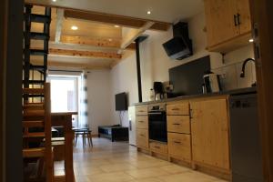 een keuken met een trap die naar een vide leidt bij Maison coeur de ville Rue calme in Gap +5 foto's