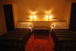 Rúm í herbergi á Hotel Kasbah Azalay