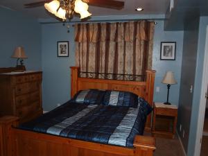 een slaapkamer met een houten bed en een dressoir bij Chisolm Trails End B&B in Prescott