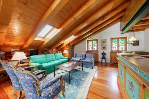 ein Wohnzimmer mit Sofa und Tisch in der Unterkunft Casa San Giovanni 2 a Vinigo in Vinigo