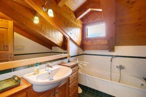 ein Badezimmer mit Waschbecken und Badewanne in der Unterkunft Casa San Giovanni 2 a Vinigo in Vinigo + 14 Fotos