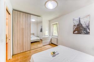 Rúm í herbergi á Casa Davide With Pool - Happy Rentals
