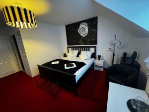 Postel nebo postele na pokoji v ubytování BUTIK Hotel 350m od plaży